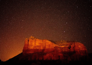 ночной пейзаж с красной скалой под звёздным небом